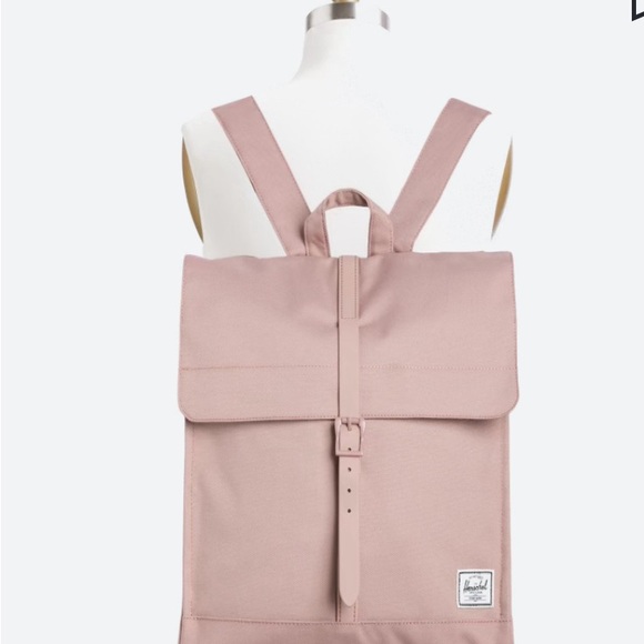 Herschel Supply Company Handbags - EUC Herschel 🎒 backpack in matte pink color